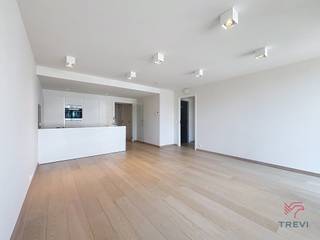 <p><strong>ELSENE, Gulden Vlies wijk – vlakbij openbaar vervoer, winkels, restaurants, winkelcentra en bioscoop – Recent appartement met een bewoonbare oppervlakte van ± 92 m², gelegen op de 4e verdieping.</strong></p>
<p><b><u>Op de 4e verdieping – G4</u> </b>:</p>
<ul>
<li>Entreehal met inbouwkasten</li>
<li>Wasruimte (plaats voor wasmachine en droger)</li>
<li>Aparte wc</li>
<li>Woonkamer van ± 30 m² met toegang tot het achterterras van ± 10 m² op het zuiden</li>
<li>Volledig ingerichte open keuken (kookplaten, oven, koelkast, vaatwasser, vriezer, ingebouwde afzuigkap)</li>
<li>Slaapkamer 1 van ± 15 m²</li>
<li>Slaapkamer 2 van ± 10 m²</li>
<li>Badkamer (bad, douche, toilet, dubbele wastafels)</li>
</ul>
<p>Kelder -6 (61)</p>
<p><b><u>VASTE KOSTEN</u> </b>: 160 €/maand (gemeenschappelijke kosten en conciërgedienst)</p>
<p>Individuele gasverwarmingsketel</p>
<p>Direct beschikbaar!</p>