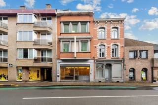 Dit pand is op heden op het gelijkvloers ingericht als bakkerij met vooraan de winkel gevolgd door de atelier voor de warme bakkerij en vervolgens...