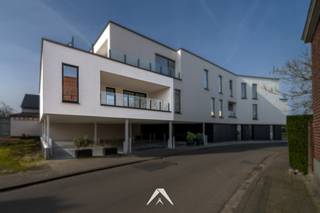 In een kleinschalige residentie wordt dit recent afgewerkte en instapklare appartement van 146 m² op de eerste verdieping aangeboden.Dit appartement...