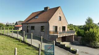 <p><span>SOUS OPTION Sur la belle commune de Silly, à Thoricourt, une impressionnante villa de construction solide et traditionnelle, partiellement de plain-pied au calme sur un terrain bien orienté. La maison se compose d'un hall d'entrée accueillant de 9 m² sous carrelage d'époque et son WC invités. Une pièce de vie lumineuse de 32 m² avec son accès à la grande terrasse. Une cuisine rustique et lumineuse de 16 m² avec un large coin à manger avec une arrière cuisine de 7 m² qui peut servir de buanderie et de rangements. De plain-pied, une grande chambre de 16 m² et sa grande salle de bain de 9 m². A l'étage, via un escalier en bois, un hall de nuit de 8 m² qui distribue 2 très belles et grandes chambres de 23 m² chacune, une salle de douche de 9 m² avec sa cabine et son WC. L'ensemble de la maison est équipé de caves pour tout entreposage et toutes passions de bricolage et de 2 grands garages. CC au mazout. Cuve 5000L. Citerne eau de pluie 5000L alimente WC et jardin. Eau de Puits avec pompe pour multiples usages. Châssis double vitrage PVC (2022). Faire offre à partir de 375.000€. Infos et visites au 02/355.50.55.</span></p>