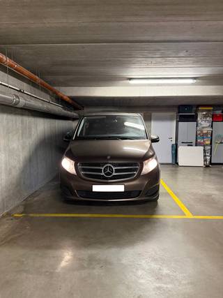Op een vlot bereikbare locatie aan de stadsrand van Mechelen bevindt zich deze ondergrondse private parkeerplaats met aparte berging. <br /><br />De ondergrondse parking is toegankelijk via een automatische poort aan de straatzijde. Vervolgens bereikt u de ondergrondse verdieping, met behulp van een autolift, waar de private parkeerplaats zich bevindt. De parkeerplaats heeft een oppervlakte van ca. 3,00 m x 4,60 m en beschikt daarnaast over een aparte berging van ca. 1,50 m x 3,00 m. Ideaal voor het veilig en comfortabel stallen van uw wagen, met extra bergruimte voor fietsen, materiaal of andere persoonlijke spullen.<br /><br />De gemeenschappelijke kosten bedragen circa €44 per kwartaal.<br /><br />Een interessante oplossing voor wie op zoek is naar een veilige, private en centraal gelegen parkeerplaats met extra bergruimte vlakbij Mechelen centrum.<br />Voor meer informatie of een bezoek kunt u ons contacteren via 015 21 21 21 of olivier.lievens@imovastgoed.be.