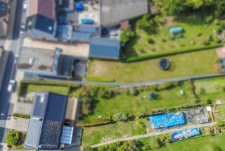 Een ruime en degelijke driegevel woning met oa. 3 slaapkamers, oprit/parking, garage, terras en tuin op een perceel van 9a86ca. Rustig gelegen nabij alle faciliteiten en invalswegen.<br /><br />Op het gelijkvloers: inkomhal met toilet (7.00m²), gezellige leefruimte (32.00m²), keuken (12.00m²), veranda (21.00m²);<br />Op de eerste verdieping: nachthal, 3 slaapkamers (8.50 / 16.50 / 17.00m²), badkamer (wastafel, bad, toilet);<br />Verder: bergzolder (18.00m²), kelders (19.00m²), ruime garage (36.00m²), oprit/parking, terras en aangename verzorgde tuin;<br /><br />Buitenschrijnwerk hout dubbele beglazing – Centrale verwarming op stookolie<br />EPC: 308 Kwh/m² (label: D - geen renovatieverplichting!) - UC: 3899748<br />Perceeloppervlakte: 9a 86ca - kadastraal inkomen: 1.346 EUR<br />Nutsvoorzieningen: regenwaterput<br />Vrij bij akte<br /><br />Stedenbouwkundige inlichtingen aangevraagd.