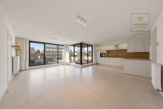 Deze zaterdag morgen 17 mei bezoeken tussen 9u en 10u zonder afspraak<br />Super gezellig en ruim appartement met veel comfort pal in het centrum.<br />Recente nieuwbouw met 2 slaapkamers en terras.<br />Indeling : inkomhal met toilet en vestiaire, open leefruimte met keuken, praktische berging, eetplaats, living en overdekt terras.<br />Twee grote slaapkamers en een ruime badkamer met bad, douche, toilet en lavabomeubel.<br />Er wordt 50 € extra aangerekend voor de syndicus kosten.  In totaal is de verhuurprijs 930 € <br />Voor meer info en bezoek, gelieve ons te contacteren op het nummer 0475/34.00.40<br />Wij helpen u graag verder. <br /><br /> 