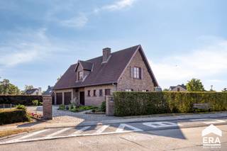 <p>Wie op zoek is naar een combinatie van ruimte, standing en wooncomfort, voelt zich in deze indrukwekkende villa meteen thuis. Gelegen op een prachtig perceel van 1.270 m² geniet deze eigendom van een uitzonderlijk gevoel van rust, privacy en openheid.</p><p>Met een royale bewoonbare oppervlakte van 261 m² biedt deze villa een overvloed aan leefruimte voor het volledige gezin. De royale inkomhal met prachtige eiken trap vormt een elegante binnenkomer en straalt meteen klasse en authenticiteit uit. De woning beschikt over vier bijzonder ruime slaapkamers, waardoor comfort en privacy voor elk gezinslid gegarandeerd zijn. Dankzij de doordachte indeling, de grote raampartijen en de mooie volumes baadt de woning in natuurlijk licht en heerst overal een aangenaam gevoel van ruimte.</p><p>Ook praktisch comfort is ruimschoots aanwezig dankzij de dubbele garage en de ruime parkeergelegenheid op eigen terrein. Rondom de woning strekt zich een fraai aangelegd perceel uit waar u in alle rust kunt genieten van het groen en de serene omgeving.</p><p>Doorheen de jaren werden bovendien reeds belangrijke vernieuwingen uitgevoerd met oog voor duurzaam wooncomfort. Zo werden de ramen grotendeels vernieuwd en uitgerust met hoogrendementsbeglazing, gecombineerd met spouwmuurisolatie van 6,5 cm. Samen met de centrale verwarming op gas draagt dit bij aan een aangename en energiezuinigere woonomgeving, terwijl het authentieke karakter van de villa zorgvuldig bewaard bleef.</p><p>Deze karaktervolle villa biedt een unieke opportuniteit voor wie royaal wil wonen in een stijlvolle woning met uitstraling, ruimte en een sterke technische basis.</p>