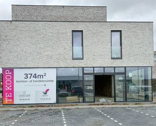 Op de Olmensesteenweg in Ham wordt momenteel het nieuwbouwproject "De Olmen" opgetrokken. Het betreft een ontwikkeling gelegen in het centrum van Ham bestaande uit 3 individuele gebouwen waarover 21 appartementen worden verdeeld boven 2 gelijkvloerse handelspanden en een ruime kelderverdieping. In het bouwproject is er ook een Okay-supermarkt (Colruyt-groep), de winkel zit in een apart gebouw en is ondertussen open.<br /><br />Door de centrale ligging van het project is het ideaal wonen: werkelijk alle voorzieningen zijn in de onmiddellijke omgeving te vinden. Scholen, meerdere supermarkten, bakkers, slagers, kledingszaken, een apotheek… Ook omliggende gemeenten en steden waaronder Leopoldsburg, Beringen en Tessenderlo zijn vlot bereikbaar.<br /><br />Residentie “De Olmen” is zondermeer een eigentijds project: een doordacht ontwerp, ruime gelijkvloerse parking voor klanten, moderne architectuur, gebruik van up-to-date materialen en de nieuwste technieken maken van dit project zondermeer er eentje wat er met kop en schouder bovenuit steekt.<br />Bij de inplanting van de gebouwen werd ook aandacht besteed aan veel groen, wandelpaden, fietsenstallingen en zelfs enkele heuse waterpartijen zodat wonen in “De Olmen” een beleving wordt.<br /><br />Dit casco handelsgelijklvloers heeft langs de Olmensesteenweg ongeveer 24m gevel in glas en langs de ruime parking nog eens 13,5m zodat er een goede visibiliteit is. Binnenin heeft deze ruimte een oppervlakte van ongeveer 374m2 en een vrije hoogte tussen vloer en plafond van 3,42m. De aankoop van ondergrondse autostandplaatsen is eveneens mogelijk.<br /><br />Meer info op www.residentiedeolmen.be