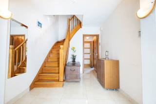 Dit gezellige huis met drie gevels ligt verscholen aan het einde van een rustige laan in een doodlopende straat en bevindt zich in een gewilde woonwijk die rust, gezelligheid en levenskwaliteit combineert. Het geniet van een ideale ligging vlakbij het openbaar vervoer, het station van Evere, de NAVO, een park, winkels en alle voorzieningen.<br /><br />In de loop der jaren zijn er verschillende verbeteringen aangebracht: het dak is in 2025 gerenoveerd en geïsoleerd, de kozijnen met dubbele beglazing zijn in 2004 vervangen, de voordeur en garagedeur zijn in 2008 vernieuwd, de ingerichte keuken is in 2013 geplaatst en de hal is in 2020 gerenoveerd.<br /><br />De begane grond bestaat uit een ruime hal, een garage met elektrische deur, een stookruimte, een kelder en een multifunctionele ruimte met directe toegang tot de tuin, ideaal voor een zelfstandige activiteit, thuiswerken of als hobbyruimte.<br /><br />Buiten nodigt een aangename tuin van ±85 m² uit tot ontspanning. Op de eerste verdieping bevindt zich een lichte L-vormige woonkamer van ±35 m² met een functionele open haard en een ingerichte keuken. De tweede verdieping bestaat uit drie slaapkamers en een doucheruimte met toilet, dubbele wastafel en aansluitingen voor wasmachine en droger.<br /><br />Dit huis is in goede staat en goed onderhouden, maar moet wel worden gemoderniseerd om zijn volledige potentieel te onthullen. Een mooie kans in een gewilde wijk.<br /><br />Niet-conforme elektriciteit, stookolieketel en EPC: F<br /><br />
<p><strong>INDELING</strong></p>
<p><strong>Begane grond</strong></p>
<ul>
<li>In 2020 gerenoveerde hal van ±13,5 m²</li>
<li>Garage van ±18 m² met automatische deur</li>
<li>Aparte stookruimte</li>
<li>Kelder van ±3 m²</li>
<li>Multifunctionele ruimte van ±8,5 m² met directe toegang tot de tuin</li>
<li>Ideale ruimte voor een kantoor, een vrij beroep, een wasruimte of een hobbykamer</li>
<li>Ruimte die jarenlang als kantoor is gebruikt</li>
</ul>
<p><b>1e verdieping</b></p>
<ul>
<li>Lichte L-vormige woonkamer van ±35 m²</li>
<li>Functionele open haard</li>
<li>Ingerichte keuken van ±6 m², geïnstalleerd in 2013</li>
</ul>
<p><strong>2e verdieping</strong></p>
<ul>
<li>Slaapkamer 1: ±14 m²</li>
<li>Slaapkamer 2: ±12,5 m²</li>
<li>Slaapkamer 3: ±8 m²</li>
<li>Doucheruimte van ±6 m² met toilet</li>
<li>Dubbele wastafel</li>
<li>Aansluitingen voor wasmachine en droger</li>
</ul>
<p></p>
<p><b>BUITENRUIMTE</b></p>
<ul>
<li>Privétuin van ±85 m²</li>
<li>Aangename en onderhoudsvriendelijke buitenruimte</li>
<li>Ideale ligging om van de mooie dagen te genieten</li>
<li>Directe toegang tot de tuin vanaf de begane grond</li>
</ul>
<p></p>
<p><b>COMFORT &amp; UITRUSTING</b></p>
<ul>
<li>Huis met drie gevels</li>
<li>Kozijnen met dubbele beglazing vervangen in 2004</li>
<li>Voordeur vervangen in 2008</li>
<li>Garagedeur vervangen in 2008</li>
<li>Gemotoriseerde garagedeur</li>
<li>Dak gerenoveerd en geïsoleerd in 2025</li>
<li>Keuken geïnstalleerd in 2013</li>
<li>Inkomhal gerenoveerd in 2020</li>
<li>Werkende open haard</li>
</ul>
<p></p>
<p><b>LIGGING</b></p>
<ul>
<li>Gelegen aan het einde van een rustige zijstraat</li>
<li>Doodlopende straat die rust en weinig verkeer garandeert</li>
<li>Charmante woonwijk die gewaardeerd wordt om zijn levenskwaliteit</li>
<li>Vlakbij het openbaar vervoer</li>
<li>Op enkele minuten van het station van Evere</li>
<li>Gemakkelijke toegang tot de NAVO</li>
<li>Dicht bij een park</li>
<li>Winkels en voorzieningen snel bereikbaar</li>
</ul>
<p></p>
<p><b>AANVULLENDE INFORMATIE</b></p>
<ul>
<li>Gezond en goed onderhouden huis</li>
<li>Talrijke investeringen reeds uitgevoerd</li>
<li>Woning die aan een opknapbeurt toe is</li>
<li>Uitstekend potentieel voor personalisatie en waardevermeerdering</li>
<li>Elektrische installatie voldoet niet aan de normen</li>
<li>Centrale verwarming op stookolie</li>
</ul>