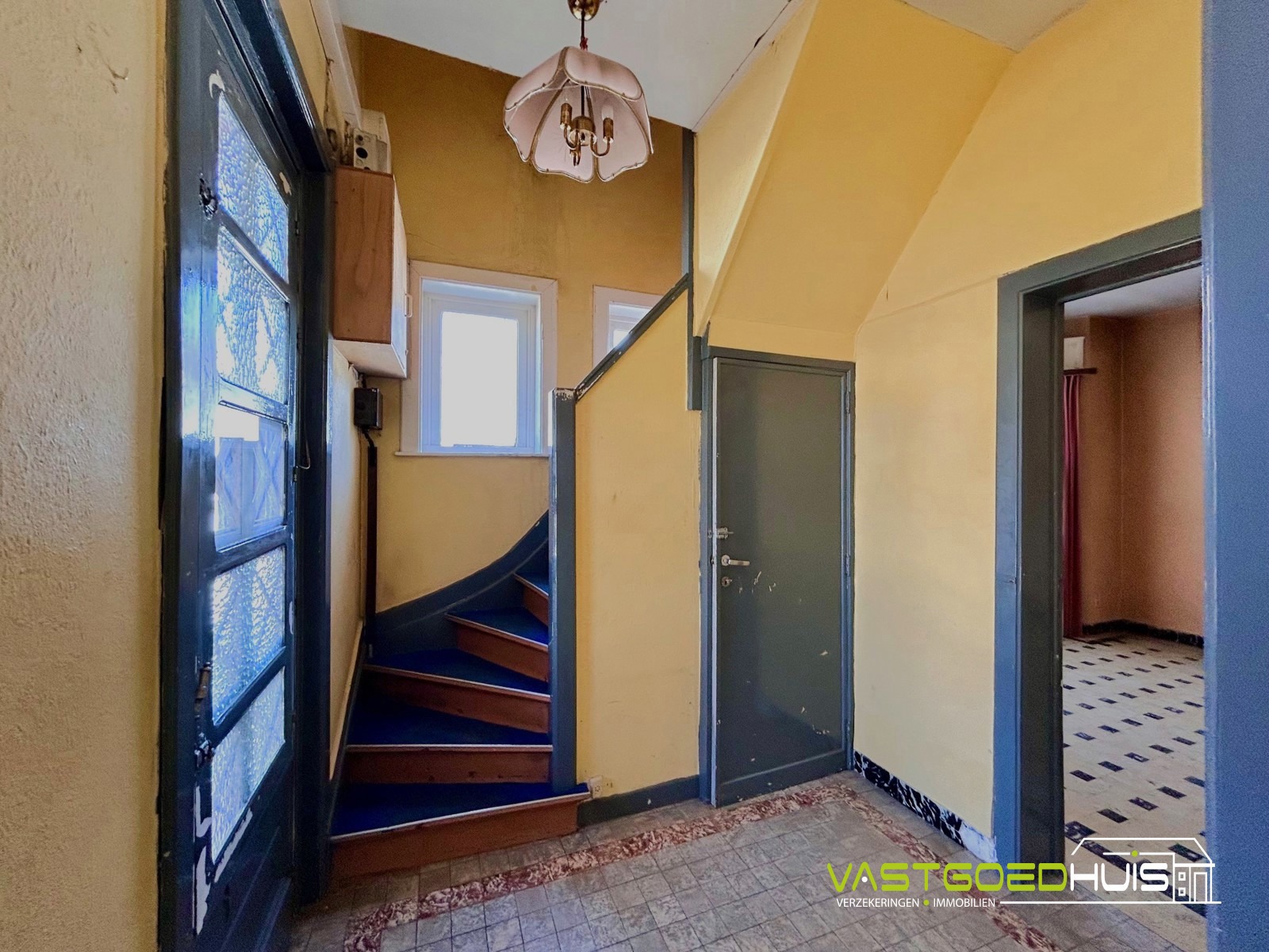 Karaktervolle, te renoveren gezinswoning met tuin - foto 5