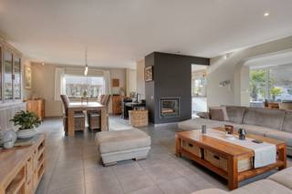 Op een strategische locatie in Destelbergen bevindt zich dit instapklaar huis. De woning onderging een grondige renovatie waarbij modern comfort...