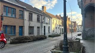 <strong>Comfortabele 2-slaapkamerwoning</strong> met <strong>stadsterras </strong>op een interessante en rustige ligging net aan de rand van <strong>centrum Brugge</strong>.<br />Het pand heeft een vlotte verbinding naar de (kleine) ring en het centrum van Brugge en ligt nabij winkels en openbaar vervoer. <br />+ Uitstekende mobiscore  9,3 op 10! <br />+ Er zal nog een nieuwe keuken en een nieuw badkamermeubel geplaatst worden!<br /><br />Omvat een inkom, living, ingerichte keuken ( Zal vernieuwd worden ), berging, 2 slaapkamers, badkamer met ligbad douche combi, een zolder en een gezellig stadsterras.<br />#leukwonen #brugge<br /><br />Beschikbaar  1 april 2026