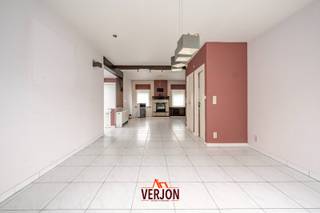 In het hart van Ardooie bevindt zich deze woning ideaal voor wie op zoek is naar comfortabel wonen op een centrale locatie.<br /><br />De woning beschikt over een lichtrijke leefruimte met open keuken van 59 m², perfect geschikt voor gezellige familiemomenten.<br />De keuken is praktisch ingericht en biedt een vlotte verbinding met de eet- en zithoek.<br /><br />Op het gelijkvloers bevinden zich verder een ruime inkomhal, een bureauruimte of extra kamer van 16,46 m², een badkamer van 8 m² voorzien van bad en lavabo en een apart gastentoilet.<br /><br /><br />Op de eerste verdieping zijn er twee ruime slaapkamers van 16,53 m² en 15,10 m², evenals een tweede badkamer van 7,60 m² .<br />De zolderverdieping is bereikbaar via een vaste trap biedt extra mogelijkheden dankzij een ingerichte zolderkamer, ideaal als hobbyruimte of bijkomende slaapkamer.<br /><br />Daarnaast beschikt de woning over een kelder, een garage met elektrische poort (26,52 m²) en een aangename tuin waar het heerlijk vertoeven is.<br /><br />Troeven:<br /><br />Centrale ligging in het centrum van Ardooie<br />Leefruimte met open keuken.<br />Twee badkamers<br />Garage met elektrische poort<br />elektriciteit conform<br /><br /><br />Deze woning combineert ruimte, comfort en een uitstekende ligging. <br /><br />Bewoonbare vloeroppervlakte volgens EPC: 247 m2<br />EPC: 734 kWh/m2 (UC: 0003240198)<br /><br />‘Dit pand kan onderhevig zijn aan de renovatieverplichting die door de Vlaamse overheid wordt opgelegd voor residentiële gebouwen. Consulteer voor meer informatie de website van het Vlaams Energie- en Klimaatagentschap via https://www.energiesparen.be/nr/renovatieverplichting.’