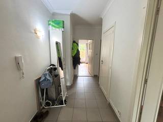 Dit appartement aan de Gaarveldstraat 40 bus 3 is te huur op een rustige en centrale locatie. Dankzij de gunstige ligging geniet u van een vlotte bereikbaarheid en bevinden winkels, scholen, openbaar vervoer en andere dagelijkse voorzieningen zich in de nabije omgeving. Dit appartement is ideaal voor wie comfortabel wil wonen met alle nodige faciliteiten binnen handbereik.Verdiep +1inkomhallichtrijke leefruimtevolledig uitgeruste keuken2 volwaardige slaapkamersbadkamerbalkonDit verzorgde appartement beschikt over een praktische indeling en biedt een aangename woonervaring. De ruime leefruimte en de grote raampartijen zorgen voor veel natuurlijk lichtDankzij de centrale ligging zijn belangrijke invalswegen vlot bereikbaar en bevinden tal van voorzieningen zich op korte afstand. Hierdoor is dit appartement een uitstekende keuze voor wie op zoek is naar een comfortabele woning op een goed bereikbare locatie.De snelste manier om een bezoek te brengen aan dit appartement? Vraag je bezoek aan via de rode knop op onze website (www.dewaele.com).Telefonisch kunnen er geen afspraken gemaakt worden. Bij andere vragen kun je ons telefonisch contacteren via 011 30 50 50.Tot binnenkort!