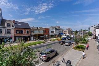 LIGGINGGelegen in één van de drukst bezochte winkelstraten van Dendermonde, vind je deze instapklare handelswoning met woonst, ideaal voor wie wonen...