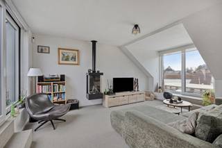 In het hart van Bost, op een boogscheut van Tienen, bevindt zich dit volledig gerenoveerde appartement dat uitblinkt in comfort, ruimte en hedendaagse afwerking. Enkele jaren geleden werd het pand van A tot Z vernieuwd, met oog voor kwaliteit en detail, waardoor het vandaag instapklaar is voor wie houdt van modern wonen zonder renovatiezorgen. Dankzij de vlotte verbinding met de oprit van de E40 richting Leuven en Brussel is ook de ligging een absolute troef.<br /><br />De lichtrijke leefruimte vormt het kloppende hart van het appartement en sluit naadloos aan op een stijlvolle, volledig uitgeruste keuken. Met drie volwaardige slaapkamers en een aparte dressing biedt deze woning alle ruimte voor een gezin, thuiswerk of logees. De badkamer is fris, modern ingericht en voorzien van alle hedendaagse comfort.<br /><br />Twee aangename terrassen – één aan de voorzijde en één aan de achterzijde – maken het geheel compleet en bieden zowel ochtend- als avondzon, ideaal om in alle rust te genieten van het buitenleven. Dankzij de doordachte indeling, de hoogwaardige renovatie en de strategische ligging nabij winkels, scholen, openbaar vervoer en de E40 is dit appartement een unieke kans voor wie op zoek is naar zorgeloos en kwalitatief wonen.<br /><br />Interesse? Neem contact op met Ben via 0468 58 04 09 of ben@sophimo.be!