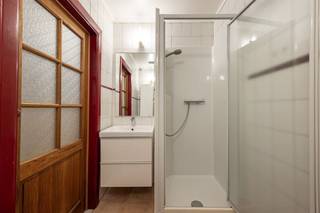  Vous êtes à la recherche d'une maison unique avec du caractère et de nombreuses possibilités ?’s ? Cet appartement de plain-pied avec une...