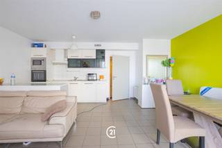 AGRÉABLE APPARTEMENT AVEC BALCON À MOLENBEEK-SAINT-JEANBienvenue dans cet appartement spacieux et moderne de 79 m² situé à Molenbeek-Saint-Jean. L'appartement se compose comme suit : hall d'entrée, pièce à vivre, salle de bains, toilettes, débarras et deux chambres. Grâce à la pièce à vivre spacieuse avec cuisine ouverte, vous ne perdrez pas une seconde de votre vie de famille, et les grandes fenêtres laissent entrer la lumière naturelle en abondance. La salle de bains spacieuse offre tout ce dont vous avez besoin pour vivre confortablement. À l'arrière de l'appartement se trouvent deux chambres, où vous pourrez dormir en toute tranquillité. Enfin, vous pouvez acquérir une place de parking pour 19 000 €. Ne manquez pas cette opportunité et contactez-nous dès aujourd’hui.