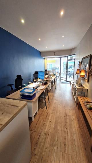 <p><span>Deze opbrengsteigendom is gelegen in de Driekoningenstraat  in Oud-Berchem.</span></p><p><span>De gelijkvloerse verdieping is verdieping wordt gebruikt als kantoor, vooraan is er mogelijkheid om klanten te ontvangen, achteraan is er een aparte bureauruimte, stockage en kitchenette.</span></p><p><span>Het appartement op de eerste verdieping is 62m² en heeft achteraan 1 slaapkamer.</span></p><p><span>Het bovenste appartement heeft eenzelfde indeling, alleen heeft deze op de derde verdieping nog twee extra slaapkamers en een badkamer.</span></p><p><span> </span></p><p><span>SV 21/10/2016; alle nutsvoorzieningen zijn apart; elektrische installatie is conform; asbestveilig; (simulatie tot) prima epc; volledig verhuurd</span></p>