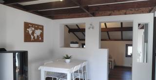 <p><br /><span>Deze mooi bemeubelde woning is rustig gelegen en biedt alles wat u zoekt voor een comfortabel verblijf. </span></p><p><span>De woning beschikt over <strong>3 slaapkamers</strong>, waarvan één slaapkamer op het gelijkvloers en twee slaapkamers op de bovenverdieping.</span></p><p><span>De woning wordt <strong>steeds goed verhuurd</strong> en voldoet aan de voorwaarden van het <strong>Logiesdecreet. </strong></span></p><p><span><strong>De elektrische installatie conform.</strong></span></p><p><span>Op het gelijkvloers vindt u een ruime en gezellige leefruimte, met een sfeervolle voorkamer die ingericht is als zithoek en tv-kamer. </span></p><p><span>De woning beschikt daarnaast over een <strong>nieuwe, volledig uitgeruste keuken met alle nodige toestellen</strong>, een <strong>afzonderlijk nieuw toilet</strong> en een <strong>moderne, vernieuwde badkamer</strong>.</span></p><p><span>Achteraan geniet u van een <strong>mooie, volledig afgesloten tuin volledig naar de zon gericht.</strong></span></p><p><span> Ideaal om heerlijk te ontspannen of gezellig buiten te zitten.</span></p><p>Parking in de omgeving van de woning.</p>