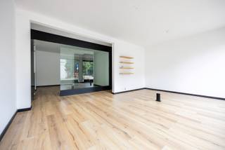 Bent u op zoek naar een kantoor of een handelsruimte (61m²) en dit op een zichtbare toplocatie? Dan stellen we graag deze ruimte aan u voor!<br /><br />U komt per direct binnen in een open ruimte die op zich toegang geeft aan een apart toilet en een keuken. Verder is er nog een ruime kelder die toegankelijk is via het handelspand zelf.<br /><br />Optioneel kunt u een overdekte autostaanplaatsen/garageboxen mee aankopen vanaf € 25.000 (exclusief van de vraagprijs).<br /><br />Voor meer informatie kan u One vastgoed steeds bereiken op volgend nummer 03 360 85 30.