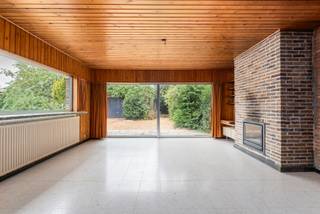 Ruime woning met 3 slaapkamers en garage op 443 m² in rustige woonwijk<br /><br />Deze aangename woning is gelegen in de Begoniastraat 5 te 9920 Lievegem, op een perceel van 443 m². Dankzij de rustige ligging in een aangename woonwijk en de vlotte verbinding richting Gent geniet u hier van een ideale combinatie van rust, ruimte en bereikbaarheid.<br /><br />Bij het binnenkomen wordt u verwelkomd in de inkomhal, die toegang biedt tot de gezellige leefruimte en aansluitende keuken. Verder beschikt de woning over drie ruime slaapkamers, een badkamer, een afzonderlijk toilet, een praktische berging en een functionele kelderruimte.<br /><br />Ook buiten biedt deze woning heel wat mogelijkheden. De groene tuin zorgt voor een aangename buitenruimte, terwijl de ruime garage en de extra berging achteraan zorgen voor meer dan voldoende plaats voor fietsen, tuinmateriaal en bijkomende opslag.<br /><br />De woning is toe aan renovatie en vormt daardoor de ideale basis voor wie op zoek is naar een woning die volledig naar eigen smaak en volgens hedendaagse woonwensen kan worden ingericht. Dankzij de praktische indeling, de ruime vertrekken en het mooie perceel beschikt deze woning over heel wat potentieel.<br /><br />Een interessante opportuniteit voor wie ruimte, een rustige ligging en renovatiemogelijkheden weet te waarderen.<br /><br />Bezoekdag maandag 28/09/2026 van 16u tot 18u, mits het maken van een afspraak.<br />Een bezoek inplannen kan via 09 395 05 40, verkoop@concept-home.be of eenvoudig via onze online agenda.