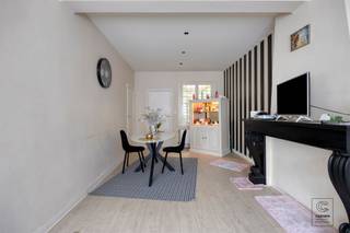 <p>Op een schitterende locatie in het centrum van Lier bevindt zich deze ruime woning die momenteel is ingedeeld in drie afzonderlijke appartementen. Dankzij de centrale ligging, de ruime garage, zonnige tuin en grote loods achteraan biedt dit pand tal van mogelijkheden voor zowel investeerders als wie op zoek is naar een combinatie van wonen en verhuren.<br /><br />Indeling gelijkvloers: via de inkomhal heeft u toegang tot de gemeenschappelijke gang. Op het gelijkvloers bevindt zich een ruime garage met extra bergruimte en het eerste appartement.<br />Het gelijkvloers appartement omvat een inkomhal, leefruimte met mogelijkheid tot open keuken, woonkamer, badkamer en één slaapkamer. Achteraan bevindt zich een veranda die uitgeeft op een aangename, zonnige tuin. In de tuin bevindt zich bovendien een zeer ruime loods die tal van mogelijkheden biedt (atelier, opslag, hobbyruimte, …). Dit appartement dient volledig gerenoveerd te worden.<br /><br />Appartement eerste verdieping: via de nachthal bereikt u de volledig geïnstalleerde keuken met achterliggende badkamer. De riante en lichtrijke eet- en woonkamer vormt het hart van het appartement. Verder beschikt dit appartement over een gastentoilet, een ruime slaapkamer en een zonnig terras.<br /><br />Het appartement op de tweede verdieping werd recent volledig gerenoveerd. De inkomhal/nachthal geeft toegang tot een zeer lichtrijke woonkamer. De badkamer is uitgerust met douche, lavabomeubel, toilet en aansluitingen voor wasmachine en droogkast. Verder beschikt het appartement over een ruime slaapkamer. Achteraan bevindt zich de ruime keuken en eetkamer, voorzien van oven, kookvuur, dampkap, koelkast, lavabo en ingemaakte kasten. Aansluitend bevindt zich een ruim en zonnig overdekt terras.<br /><br />Troeven van dit pand<br />- Topligging in het centrum van Lier<br />- Ingericht als 3 appartementen<br />- Ruime garage<br />- Zonnige tuin<br />- Grote loods met diverse mogelijkheden<br />- Recent gerenoveerd appartement op de tweede verdieping</p><p>- Maatregelenregister in aanvraag.<br /><br />EXTRA: <br />- 3 gasmeters / 3 elektriciteitsmeters<br />- conformiteitsattest voorzien voor appartement V1 en V2<br />- EPC C: 265kwh/m2 jaar (UC: 20240606-0003255575-RES-1) + EPC D: 357 kWh/m2 jaar  (20240606-000325558-RES-1)<br />- Elektriciteit deels conform.<br />- Asbestattest in opmaak<br />- Perceelscore D, gebouwscore D, woongebied, Gvg, Gmo, Gvkr, Gvv. <br /><br />Voor meer info ga naar www.coenenvastgoed.be of bel 03/375.82.92</p>