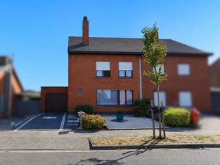 Deze ruime halfopen bebouwing is gelegen in een rustige woonwijk en biedt met maar liefst 5 slaapkamers volop plaats voor het hele gezin. <br /><br />Via de inkomhal met gastentoilet kom je in de ruime leefruimte. Verder heb je de volledig geïnstalleerde keuken, voorzien van alle toestellen. Aansluitend hebben we een praktische wasberging, en toegang tot de inpandige garage. De garage heeft nog een extra bergruimte, en is voorzien van een elektrische poort. <br /><br />Op de 1ste verdieping bevinden zich 3 ruime slaapkamers en een badkamer met ligbad en toilet. De 2de verdieping biedt nog 2 extra slaapkamers. Momenteel is deze verdieping bereikbaar via een zolderluik, maar dankzij de afzonderlijke ruimte waarin dit zich bevindt, kan hier eenvoudig een vaste trap worden voorzien.<br /><br />Buiten kan je genieten van een gezellig, oost georiënteerde tuin met terras.<br /><br />Wij leiden je graag rond.