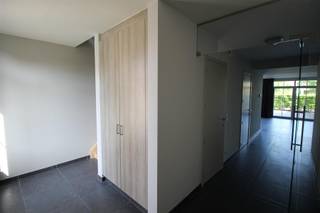 <strong>INDELING</strong><br /><br /><strong>BENEDENVERDIEPING:</strong><br />Inkomhal, toiletruimte, bergruimte met de CV - ketel en plaats voor wasmachine en droogkast, woonkamer met open keuken met aanbouwkeuken voorzien van de nodige elektrische toestellen nl. elektr. kookplaat, afzuigkap, koelkast, vaatwasmachine en combi-microgolfoven.<br /><br /><strong>1STE VERDIEPING:</strong><br />Overloop, 2 slaapkamers, badkamer met badkamermeubel, ligbad, toilet en douche en bureelruimte.<br /><br /><strong>2DE VERDIEPING:</strong><br />Slaapkamer. <br /><br /><strong>BUITEN:</strong><br />Terras. <br /><br /><strong>KELDER:</strong><br />2 ondergrondse auto staanplaatsen.<br />Gemeenschappelijke fietsenberging.<br /><br /><strong>Forfaitair bedrag gemeenschappelijke huurlasten: € 25,00/maand</strong> (= o.a. elektriciteit- en waterverbruik gemeenschappelijke delen, onderhoud brandblusapparaten).<br />EPC-attest dateert voordat er zonnepanelen zijn geplaatst.