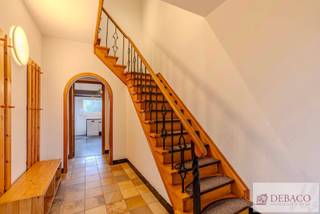 Gerenoveerde woning met drie slaapkamers en twee badkamers te Herenthout.Deze charmante woning bestaat uit een ruime inkomhal, woonkamer, keuken,...