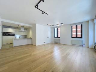VISITE UNIQUEMENT SUR DEMANDE VIA IMMODAVINCI.BE<br /><br />EMPLACEMENT<br />Cet appartement bénéficie d'un emplacement exceptionnel dans le centre historique de Gand, à quelques pas du Korenmarkt, de la cathédrale Saint-Bavon et de nombreux restaurants conviviaux, magasins et lieux culturels incontournables. Grâce à d’excellentes liaisons de transports en commun et à un accès aisé à Gand-Saint-Pierre ainsi qu’aux principales voies d’accès, cet emplacement allie à la perfection confort de vie et mobilité. Un point de départ idéal pour ceux qui souhaitent profiter de la vie trépidante de la ville, avec toutes les commodités littéralement à deux pas. <br /><br />AGENCEMENT<br />Cet appartement particulièrement spacieux et prêt à emménager, situé au deuxième étage, offre un agréable mélange de confort, de lumière et de fonctionnalité. Depuis le hall d’entrée, vous accédez au salon lumineux doté d’une cuisine ouverte moderne et entièrement équipée, où convivialité et confort de vie sont au cœur de l’aménagement. Juste à côté du salon se trouve une pièce polyvalente pouvant parfaitement servir de troisième chambre ou de bureau. L'appartement dispose également d'un débarras pratique, d'une buanderie, d'une salle de bains élégante avec douche et double lavabo, ainsi que de deux chambres spacieuses.<br /><br />Loyer : 1 550 € / mois<br />Avance sur charges : 65 € / mois<br />Disponible immédiatement<br />PEP : 177 kWh/m²<br /><br />DEMANDE DE VISITE UNIQUEMENT VIA LE SITE WEB IMMODAVINCI.BE