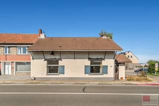 Volledig te renoveren woning op een perceel van 363 m², ideaal gelegen. Aan de voorzijde geven de houten luiken het pand extra karakter, terwijl ook binnen de authentieke elementen bewaard zijn gebleven. Een unieke opportuniteit voor de handige doe-het-zelver die deze woning wil omvormen tot een echt pareltje.<br /><br />Het pand ligt op een uitstekende locatie langs de verbindingsweg tussen Lanaken en Maastricht. Alle dagelijkse voorzieningen zoals winkels, scholen en horeca zijn dichtbij. Daarnaast zijn natuurgebieden zoals Nationaal Park Hoge Kempen en de Maasvallei snel bereikbaar. Dankzij de goede busverbindingen en de nabijheid van de N78 en E314 is er een vlotte connectie richting Maastricht, Genk en Hasselt.<br /><br />Bezichtig deze woning ook digitaal en 'loop' zelf door de woning. Kijk daarvoor op onze website of via: <br />my.matterport.com/show/?m=PeXuhd7eRGF<br /><br />INDELING<br /><br />Gelijkvloers:<br /><br />- Ruime inkom voorzien van tegelvloer en hoge plafonds;<br />- De voordeur heeft een manuele rolluik als extra zonnewering;<br />- Ruime leefruimte bekleed met laminaatvloer;<br />- Badkamer met enkele spoelbak, toilet, douche, ligbad;<br />- Keuken met 4-pit gasfornuis, RVS spoelbak en inbouwkoelkast en een houtkacheltje;<br />- Achterkant van het gebouw bereikbaar via de garage.<br /><br />1e verdieping: <br /><br />- De verdieping is bereikbaar via een houten trap;<br />- Slaapkamer 1 werd voorzien van een laminaatvloer, slaapkamer 2,3 en 4 werden bekleed met een vloerkleed.<br /><br />Kelder:<br /><br />- Compacte kelder voor eventueel stockage van wijn.<br /> <br />Tuin:<br /><br />- Noordwest georiënteerde tuin;<br />- Oprit voor 4 auto's.<br /><br />Energieprestatie en binnenklimaat (EPB-EPC)<br />Certificaat beschikbaar: ja<br />EPC certificaatnummer: 20200821-0002306287-RES-1<br />Berekende energiescore : (kWh/m²): 1153 kWh / (m² jaar) - F label <br />Het certificaat is geldig tot en met: 21/08/2030<br />Electrische installatie: neen<br /><br />Dit pand is onderworpen aan de renovatieverplichting van de Vlaamse overheid voor residentiële gebouwen (behoudens bij sloop binnen 5 jaar na de aankoop). Consulteer voor meer informatie de website van het Vlaams Energie- en Klimaatagentschap via https://www.vlaanderen.be/een-huis-of-appartement-kopen/renovatieverplichting-voor-residentiele-gebouwen<br /><br />Informatie stedenbouwkundige voorschriften:<br />Stedenbouwkundige vergunning: neen, gebouwd voor 1850<br />Meest recente bestemming: woongebieden<br />Dagvaarding uitgebracht: neen<br />VOORKOOPRECHT OP DIT GOED: neen<br />VERKAVELINGSVERGUNNING: niet van toepassing<br />WATERGEVOELIG OPENRUIMTEGEBIED: neen<br /><br />Overstromingsgevoelige gebieden: <br />Perceelscore of P-score : A<br />Gebouwenscore of G-score: A<br />Ligging in Signaalgebied: neen<br />Ligging in afgebakende oeverzone of afgebakend overstromingsgebied: neen<br /><br />A:geen overstroming gemodelleerd B: kleine kans op overstromingen onder klimaatverandering C: kleine kans op overstromingen D: middelgrote kans op overstromingen<br /><br />Beschermd erfgoed<br />GEINVENTARISEERD ERFGOED: neen<br />BESCHERMD ONROEREND ERFGOED: neen