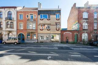 Contacteer Elynn op 0494131405 om een bezoek te plannen. <br /><br />Bent u op zoek naar een ruim en gerenoveerd appartement op een centrale locatie nabij<br />Gent? Of bent u als investeerder op zoek naar een appartement met een bestaande<br />huuropbrengst?<br /><br />Dit gerenoveerde gelijkvloers appartement van 108 m² aan de Land Van Waaslaan 120<br />in Sint-Amandsberg biedt een mooie combinatie van ruimte, comfort en een interessante<br />ligging.<br /><br />Indeling appartement : inkomhal, keuken/leefruimte, 2 badkamers, 2 toiletten, 3 volwaardige<br />slaapkamers, wasruimte, kelder ,… waardoor het zowel geschikt is voor een gezin, als voor<br />koppels, of investeerders. Er is een aparte toegang waardoor de voorste en achterste ruimte<br />kunnen gescheiden zijn van elkaar en mogelijkheden biedt voor wie dit wenst. Dankzij de<br />ligging op het gelijkvloers is de woning bovendien vlot toegankelijk.<br /><br />Een belangrijke troef is de centrale ligging in Sint-Amandsberg, vlak bij Gent-Dampoort.<br />Van hieruit zijn het centrum van Gent, het station en verschillende belangrijke<br />verbindingswegen vlot bereikbaar. In de directe omgeving vindt u tal van voorzieningen zoals<br />winkels, scholen, horeca en openbaar vervoer. De nabijheid van station Gent-Dampoort<br />maakt deze locatie bovendien bijzonder praktisch voor wie zich dagelijks naar Gent of de<br />omliggende gemeenten verplaatst.<br /><br />De combinatie van de centrale ligging en de goede bereikbaarheid maakt het appartement<br />interessant voor zowel eigen bewoning als verhuur.<br />Het appartement is momenteel verhuurd aan €1.200 per maand, wat overeenkomt met<br />een netto rendement van 4,16 %. Dit maakt het appartement interessant voor wie op zoek is<br />naar een vastgoedbelegging met een bestaande goede huurder en een onmiddellijke<br />huuropbrengst.<br /><br />De belangrijkste troeven op een rij: bewoonbare opp. van maar liefst 108m², gerenoveerd<br />appartement, gelijkvloers , 3 ruime slaapkamers: 18 m², 15 m² en 9 m², kelder aanwezig,<br />EPC-label C = 292 kWh/m²/jaar, Momenteel verhuurd aan €1.200/ maand, netto<br />huurrendement van 4,16 %, Vlak bij Gent-Dampoort, goede bereikbaarheid en nabijheid<br />van Gent-centrum<br />Kortom, aarzel niet langer en kom deze topper ontdekken.