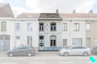 NIEUWE VOORWAARDEN - Ontdek deze zeer centraal gelegen rijwoning, een totaal te renoveren pand met drie slaapkamers. Een zeer <strong>betaalbare en interessante opportuniteit</strong> voor wie op zoek is naar een woning om 100% een eigen stempel te drukken! Troef aan deze woning is de <strong>uitweg</strong> achteraan. Heropbouwen aan 6% BTW? Ontdek de opties met onze bouwpartner All-Bouw: https://allbouw.com/instapklaar/roeselare-mandellaan (GEEN BOUWVERPLICHTING!)
<h2><span>Gelijkvloers: i</span><span>nkomhal, leefruimte, keuken, berging, toilet en badkamer. Terras met uitweg via de Bruanestraat met afgesloten deur.</span></h2>

<h4>Eerste verdieping: n<span>achthal, 2 grote slaapkamers en een vaste trap naar de geïsoleerde zolder.</span></h4>

<h4>Zolderverdieping: g<span>eïsoleerde zolder met mogelijkheid tot 2 extra slaapkamers.</span></h4>

<h4>Exterieur: t<span>erras met uitweg.</span></h4>

<h2>Technisch: <span>EPC F - renovatieverplichting van toepassing. Meer info via: www.vlaanderen.be/een-woning-kopen/renovatieverplichting-voor-residentiele-gebouwen-vanaf-2023 / </span><strong>Dakisolatie - 15 cm MW / </strong><span>Waterinfo: Perceelscore - A | Gebouwscore - A</span></h2>

<h2>Troeven: c<span>entrale ligging / u</span><span>itweg / d</span><span>eze woning komt in aanmerking voor het ontvangen van de Vlaamse renovatiepremie (https://www.vlaanderen.be/premies-voor-renovatie/mijn-verbouwpremie)</span></h2>

<h2>Benieuwd? <span>Frederik organiseert voor deze woning de bezoeken, mits het maken van een afspraak. www.bordes.be</span></h2>
<br />Verkoop via Bordes, met Frederik, al jaren een van de marktleiders in vastgoed in Roeselare en de omliggende gemeenten. Met de glimlach, met de sleutel en met veel goesting.