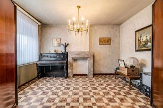 Ruimte en karaktervolle woning in het charmante Sint-Goriks-Oudenhove.<br />Deze rustig gelegen, doch vlot bereikbare halfopen bebouwing staat op een perceel van 987m².<br />Stevig en traditioneel gebouwd maar klaar voor een nieuwe toekomst en een grondige renovatie!<br />Momenteel beschikt deze woning over verschillende leefruimtes met aansluitend een open keuken. Verder er is er nog een zeer ruime berging, afzonderlijk toilet en een garage op het gelijkvloers. De verdieping telt momenteel drie slaapkamers en een badkamer. De zolder is bereikbaar via een vaste trap dus deze woning biedt heel wat mogelijkheden naar creatie van extra ruimtes! Raadpleeg JUNOvastgoed.be om de documenten te raadplegen.<br />Uw bezoek kan u eenvoudig inplannen via 09/328.57.78.