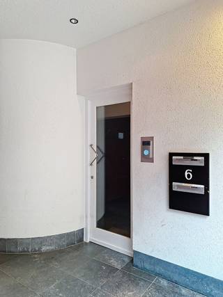 Schitterend gelegen, op enkele stappen van het Zimmerplein, het park, een groot parkeerterrein en alle andere faciliteiten die een binnenstad als Lier te bieden heeft, vindt men dit leuk appartement op de eerste verdieping van een blokje met slechts twee entiteiten. De ingang is zo goed als privé, zodat deze plaats biedt voor enkele fietsen en/of dienst kan doen als vestiaire. Op de eerste verdieping geeft de eigen hal toegang tot de ruime en zeer lichtrijke open leefruimte met toegang tot het deels overdekte terras van 20 m². Men heeft er geen inkijk. De keuken ligt in een nis en is ingericht met een keramische kookplaat en oven (geen koelkast, noch vaatwasser). Verder vindt men hier een ruime slaapkamer met ingebouwde kast, een apart toilet en een badkamer met enkele lavabo en ligbad. <br />Er is geen lift aanwezig waardoor geen gemeenschappelijke kosten moeten worden aangerekend.