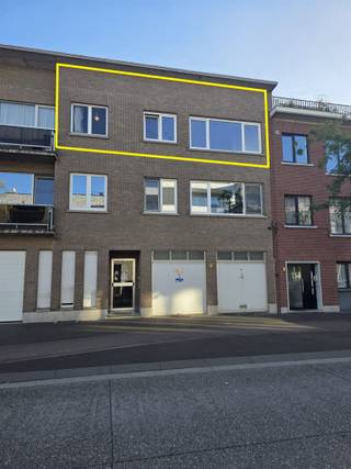 <h3><span>Gerenoveerd appartement van 80 m² met zuidgericht terras in Wilrijk</span></h3><p><span>Volledig gerenoveerd en instapklaar appartement van </span><span>80 m²</span><span>, gelegen aan de </span><span>Kleinesteenweg 30 in Wilrijk</span><span>.</span></p><p><span>Het appartement heeft een aangename en ruime leefruimte met veel lichtinval. De keuken is volledig uitgerust met een oven met microgolf- en heteluchtfunctie, een inductiekookplaat, vaatwasser en een Amerikaanse koelkast.</span></p><p><span>Via de grote slaapkamer heb je rechtstreeks toegang tot het </span><span>zuidgerichte terras</span><span>. De slaapkamer zelf biedt voldoende ruimte voor een groot bed en kasten.</span></p><p><span>De badkamer is voorzien van een </span><span>inloopdouche</span><span> en er zijn aansluitingen aanwezig voor zowel een wasmachine als een droogkast. Het toilet is apart en beschikt over ventilatie.</span></p><p><span>Daarnaast is er een </span><span>grote berging</span><span>, wat handig is voor extra opslagruimte.</span></p><p><span>Het appartement werd volledig gerenoveerd en is daardoor meteen instapklaar. Met het </span><span>EPC-label B</span><span>, de vele lichtinval, het zuidgerichte terras en de praktische indeling is dit een appartement waar je zonder werken meteen kunt intrekken.</span></p><p><span>Interesse? Neem gerust contact op voor meer informatie of om een bezoek in te plannen.</span></p>