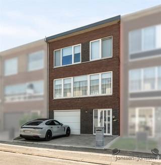 <p><span>A move-in-ready ground-floor apartment with 3 to 5 bedrooms on a quiet street in Ekeren!</span></p><p><span> </span></p><p><span>We enter the home through the spacious entry hall. From the entry hall, we access the garage and then two rooms that are currently set up as a pantry and laundry room but could easily be converted into two bedrooms. There’s also a guest restroom here.</span></p><p><span>The utility room provides access to the cozy south-facing garden.</span></p><p><span> </span></p><p><span>The first floor features the spacious living area and the kitchen. The kitchen opens onto the terrace. </span></p><p><span> </span></p><p><span>On the second floor, there are three spacious bedrooms and the bathroom.</span></p><p><span> </span></p><p><span>The home was completely renovated in 2016. </span></p><p><span> </span></p><p><span>EPC B 200</span></p><p><span> </span></p>