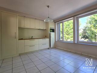 Ruime woning (4 slk mogelijk) met mooie tuin en grote garage in rustige straat in Beveren-Leie<br /><br />In een rustige straat in Beveren-Leie, maar vlot bereikbaar, ligt deze ruime, kloeke woning met grote tuin. <br /><br />We komen deze bel-étagewoning binnen via de hall. Op de eerste verdieping vinden we de grote ingerichte keuken en de lichtrijke leef- en zitruimte die rechtstreeks toegang geeft tot het aangename zonneterras met een trap naar de mooie tuin. Op de 2e verdieping vinden we 3 slaapkamers (herinrichten naar 4 slaapkamers mogelijk) en een badkamer met lavabo, bad en toilet. Via een luik is er toegang tot de zolder. <br /><br />De woning heeft op het gelijkvloers nog een grote inpandige garage, een bergruimte en een multifunctionele ruimte (vb wasplaats). Vanuit de garage is er rechtstreeks toegang tot de mooie tuin via een overdekt terras. <br /><br />PLUSPUNTEN:<br />+ 203 m² bewoonbare oppervlakte<br />+ geen renovatieverplichting <br />+ mooie tuin<br />+ vlotte bereikbaarheid