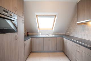 Goed gelegen appartement met gezellige living, open keuken (met toestellen in perfecte staat), berging/wasplaats, toilet, badkamer met ligbad en douche, 1 slaapkamer en terras.<br />Mogelijkheid om een berging in de kelder bij te kopen (5000€).<br /><br />Troeven:<br />- topligging in centrum Olsene vlakbij een bushalte<br />- perfect onderhouden, volledig geschilderd en instapklaar<br />- energiezuinig<br /><br />Wenst u meer info of een bezoekje aan het appartement?<br />Mailen naar Sylvie@immoroba.be of bellen naar 09/388.53.53.