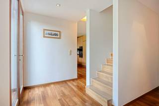 Deze prachtige woning is ideaal gelegen aan de Poeldreef, in de gegeerde wijk Hoogboom te Kapellen. Deze groene woonomgeving, op de grens van Kapellen en Brasschaat, biedt een unieke combinatie van rust en een uitstekende bereikbaarheid dankzij de nabijheid van belangrijke invalswegen, openbaar vervoer, scholen, winkels, enz.<br /><br />De woning is door de jaren heen uitstekend onderhouden en gerenoveerd, met behoud van haar authentieke elementen.<br /><br />Via de inkomhal betreedt u de woning. De gezellige en lichtrijke eetkamer en keuken staan dankzij de grote raampartijen rechtstreeks in verbinding met de tuin en het terras. Aansluitend bevindt zich de open leefruimte. Verder beschikt de woning over een vernieuwde aanbouw met bergplaats, badkamer en slaapkamer. Hier kan eveneens een bureauruimte voorzien worden. De aanbouw biedt bovendien een mooie connectie met de groene tuin. Tot slot is er een apart gastentoilet aanwezig.<br /><br />De eerste verdieping omvat drie slaapkamers en een badkamer met ligbad en douche.<br /><br />Last but not least is er de bijzonder aangename en groene tuin, de ideale plek om te genieten van gezellige zomeravonden en aperomomenten. Vooraan op het perceel is bovendien ruime parkeergelegenheid voorzien.<br /><br />Diverse:<br />- Mogelijkheid om volledig gelijkvloers te wonen<br />- EPC-label D: … kWh/m²<br />- elektrische installatie conform<br />- ruime parkeergelegenheid op eigen terrein<br /><br />Dit pand te koop is een zeldzame kans voor wie droomt van ruimte, groen en comfortabel gelijkvloers wonen op een absolute toplocatie.<br /><br />Interesse in een bezoek? Contacteer ons via 03 666 66 66 of kapellen@dewaele.com.<br /><br />Bestuursmaatregelen in het maatregelenregister: nee