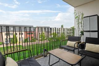 Op deze centrale locatie in Lier bevindt zich dit lichtrijk, instapklaar appartement.<br />Het geniet een gunstige ligging nabij scholen, winkels, openbaar vervoer en belangrijke invalswegen.<br /><br />Het appartement bevindt zich op de tweede verdieping. We komen binnen via de inkomhal waar ook een apart gastentoilet aanwezig is. Deze inkomhal brengt ons in de mooie leefruimte met enorm veel lichtinval door de ramen vooraan. De leefruimte loopt naadloos door in de open keuken.<br /><br />Vervolgens beschikt het appartement over twee slaapkamers (11m² / 6m²) en een badkamer <br /><br />Daarnaast treffen we nog een praktische bergruimte met aansluiting voor een wasmachine alsook het overdekt terras, dewelke bereikbaar via het schuifraam in de leefruimte.<br /><br />Tot slot geniet het appartement van een praktische kelderberging.<br /><br />Troeven:<br />+ Terras<br />+ Gunstige EPC-score A<br />+ EK conform<br />+ Lift aanwezig<br />+ Centrale ligging nabij centrum Lier<br />+ Privé kelderberging<br /><br />Heeft u interesse in dit moderne appartement en wenst u graag een bezoek? Contacteer ons via 03 337 50 70 of info@vbvastgoed.be voor een afspraak ter plaatse.