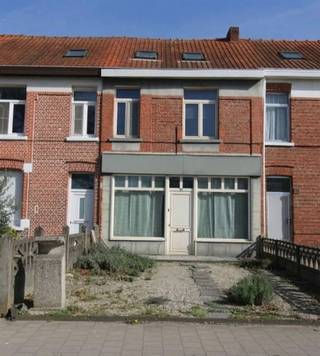 Deze ruime, volledig te renoveren woning is ideaal voor kandidaten die een woning volledig naar hun eigen zin willen afwerken. Ze is zeer gunstig gelegen, aan de stadsrand, aan een invalsweg naar het centrum, op wandelafstand van de ring, vlakbij scholen, bakker, supermarkten (Delhaize, Aldi, Albert Heijn...). Bekijk zeker de plannen met volledige indeling op www.bols.be. U kan dan al beginnen plannen hoe u de verbouwing gaat aanpakken ;). De woning is volledig te renoveren (ook het dak dient vernieuwd te worden). Er zijn wel al vernieuwde ramen met dubbele beglazing. De woonkamer is ruim en licht. Er zijn 3 slaapkamers op de eerste verdieping en op de zolderverdieping kan u 1 grote of 2 gewone slaapkamer creëren. U kan een mooie stadstuin aanleggen als u het bijgebouwtje afbreekt. Niet gelegen in een overstromingsgebied: P- en G-score: A. Geen onroerend erfgoed. Maatregelenregister: geen maatregelen.