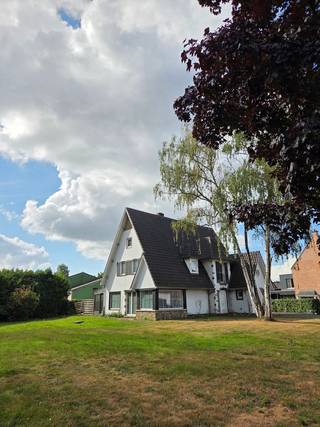 Freca biedt u deze villa met uitzonderlijk potentieel aan, gelegen net buiten het centrum van Berlare en dicht bij het kasteelpark. De te renoveren villa ligt op een prachtig perceel van ongeveer 1600m². Het huis heeft een bewoonbare oppervlakte van 216m² (+ zolder + kelder) en bestaat uit het volgende: op de begane grond omvat het leefgedeelte een grote inkomhal met vestiaireruimte en toilet, een lichte woonkamer en een aparte keuken met veranda. Verder is er nog een badkamer, bergruimte en garage. Op het verdiep ontdekt men 4 grote slaapkamers, een bergruimte en een zolder.<br />Buiten kunnen de toekomstige eigenaren genieten van een grote, zonnige tuin, die in een L-vorm rond het huis ligt. Aan de rechterkant van de woning is een brede, lange oprit.<br />Het huis vereist aanzienlijke renovaties, maar biedt veel mogelijkheden om uw droomwoning te creëren op maat van uw levensstijl. Wij kunnen u begeleiden doorheen het hele renovatie-proces, van eerste vrijblijvende offerte tot overhandiging van de sleutel. Samen bouwen we aan uw toekomst!<br />Een buitenkans die snel ontdekt moet worden, dus aarzel niet om uw bezoek te plannen.<br />Hiervoor kan u bellen naar 052/42.77.54 of mailen naar info@freca.beFreca biedt u deze villa met uitzonderlijk potentieel aan, gelegen net buiten het centrum van Berlare en dicht bij het kasteelpark. De te renoveren villa ligt op een prachtig perceel van ongeveer 1600m². Het huis heeft een bewoonbare oppervlakte van 216m² (+ zolder + kelder) en bestaat uit het volgende: op de begane grond omvat het leefgedeelte een grote inkomhal met vestiaireruimte en toilet, een lichte woonkamer en een aparte keuken met veranda. Verder is er nog een badkamer, bergruimte en garage. Op het verdiep ontdekt men 4 grote slaapkamers, een bergruimte en een zolder.<br />Buiten kunnen de toekomstige eigenaren genieten van een grote, zonnige tuin, die in een L-vorm rond het huis ligt. Aan de rechterkant van de woning is een brede, lange oprit.<br />Het huis vereist aanzienlijke renovaties, maar biedt veel mogelijkheden om uw droomwoning te creëren op maat van uw levensstijl. Wij kunnen u begeleiden doorheen het hele renovatie-proces, van eerste vrijblijvende offerte tot overhandiging van de sleutel. Samen bouwen we aan uw toekomst!<br />Een buitenkans die snel ontdekt moet worden, dus aarzel niet om uw bezoek te plannen.<br />Hiervoor kan u bellen naar 052/42.77.54 of mailen naar info@freca.be