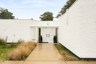 Dans le quartier résidentiel de villas de Grote Heide à Pelt se trouve cette charmante maison de plain-pied sur un terrain de 2 471 m². Grâce à...