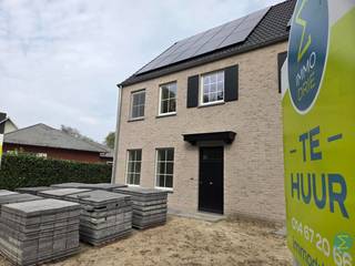 <p><span><strong><br />Nieuwbouwwoning met 4 slaapkamers en ruime tuin.</strong></span><br /><br />Ontdek deze prachtige energiezuinige nieuwbouwwoning, gelegen op een ruim perceel van 715 m², op een rustige ligging nabij het centrum van Retie.</p>
<p>We betreden de woning via de inkomhal, die toegang biedt tot de lichtrijke leefruimte, een apart gastentoilet en de trap naar de eerste verdieping. De leefruimte geniet dankzij de grote raampartijen van voldoende natuurlijk licht en sluit naadloos aan op de open keuken met eiland. Deze keuken is volledig uitgerust en biedt voldoende opbergruimte, met een mooi zicht op de ruime, oostgerichte tuin en het aangelegde terras.</p>
<p>Aansluitend aan de keuken bevinden zich zowel de berging met technische installaties als een aparte wasruimte voorzien voor wasmachine en droogkast.</p>
<p>Op de eerste verdieping komen we via de nachthal bij drie volwaardige slaapkamers en een ruime badkamer, uitgerust met een douche, ligbad, toilet en een badkamermeubel met dubbele wastafel.</p>
<p>Via een vaste trap bereiken we de zolderverdieping, waar zich een ruime master bedroom bevindt, evenals een grote polyvalente ruimte die perfect kan dienen als speelkamer, fitnessruimte of hobbyruimte.</p>
<p>De tuin zal nog volledig worden aangelegd en achteraan wordt een buitenberging met aansluitend een overdekt terras voorzien, ideaal om in alle seizoenen van het buitenleven te genieten.</p>
<p>Bovendien wordt de woning nog professioneel geschilderd, zodat u zonder zorgen meteen kunt verhuizen.</p>
<p>Deze woning combineert modern wooncomfort met energiezuinigheid, mede dankzij de aanwezigheid van 15 zonnepanelen.</p>
