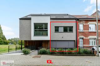 Immo Groot Leeuw stelt u dit nieuwbouwduplexappartement voor, rustig gelegen in een groene straat. Het duplex appartement bevindt zich op het gelijkvloers en bestaat uit een woonkamer met open, volledig uitgeruste keuken, een aparte berging met aansluitingen voor wasmachine en droogkast, en op de eerste verdieping een slaapkamer met douchekamer. Verder is er een ruim terras aanwezig en een ondergrondse staanplaats met kelder.<br /><br />De locatie is een echte troef, gelegen in een rustige straat maar toch nabij de Ninoofsesteenweg, waar u verschillende faciliteiten terugvindt zoals winkels (Carrefour, Delhaize) en openbaar vervoer (bus). Deze duplex is gelegen op een boogscheut van het hockey terrein, golf terrein en voetbal terrein van Dilbeek.<br /><br />Deze eigendom is de ideale keuze als starterswoning of als rendabele investering. Dankzij zijn recente bouw, comfort van een eigen parkeerplaats en goede ligging, hebt u alles binnen handbereik voor een aangename woonomgeving of een goede investering.<br /><br />Kortom: een ideaal appartement voor wie op zoek is naar comfort, rust en een centrale ligging. Aarzel niet om een bezoek aan te vragen en ontdek zelf de troeven van deze woning. Contacteer Immo Groot Leeuw via mail info@immogrootleeuw.be of via telefoon 02/378.04.44 voor meer informatie of voor een bezoek.