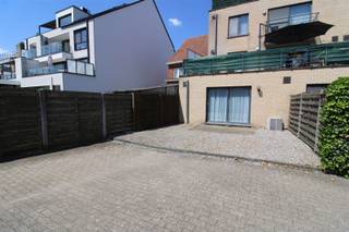 Zeer centraal gelegen gelijkvloers appartement met groot zonnig terras. Het appartement omvat een inkomhal met inbouwkast, woonkamer met...