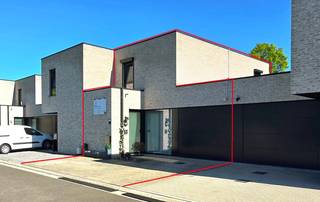Voor een afspraak bel Kim 0473 72 33 62Instapklare woning in een rustige, doodlopende straat aan de rand van het centrum van Lummen.Deze moderne en...