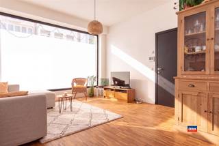 <p><span>2000 ANTWERPEN | GERENOVEERD GELIJKSVLOERSAPPARTEMENT MET STADSTUIN IN HET HISTORISCH CENTRUM | EPC B |</span></p><p><span>Indeling als volgt : Inkomhal - authentieke woonruimte met hoge plafonds en veel lichtinval - geïnstalleerde keuken met eetplaats - badkamer met douche en lavabo - slaapkamer met opbergruimte - bergplaats met aansluiting wasmachine - stadstuin.</span></p><p><span> </span></p><p><span>Meir, Operaplein, Hopland: alles ligt op wandelafstand.</span></p><p><span>Winkels, horeca, cultuur... hier leef je midden in het historisch centrum. En toch: eenmaal binnen heerst er rust.</span></p><p><span> </span></p><p><span>Troeven: </span></p><ul><li><span>De woning is zeer goed onderhouden en instapklaar!</span></li><li><span>Lage maandelijkse kosten (50 euro).</span></li><li><span>Zuid gerichte stadstuin.</span></li><li><span>Warme parketvloer.</span></li><li><span>Parkeermogelijkheden in de buurt (parking Meir-Opera met voordelig abonnement).</span></li><li><span>Zeer energiezuinig, recent vernieuwde ketel. </span></li><li><span>In de nabijheid van winkels, scholen, openbaar vervoer,...</span></li></ul><p><span> </span></p><p><span> </span></p><p><span> </span></p>