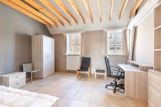 Deze bemeubelde studentenkamers zijn gelegen in een verzorgd studentengebouw met +/- 13 studentenkamers. Elke kamer is standaard bemeubeld maar alle kamers zijn verschillend van indeling en grootte. Deze studentenkamers zijn strategisch gelegen en bevinden zich over het busstation en het treinstation van Leuven en op wandelafstand van het bruisende stadscentrum (winkels, restaurants, sportfaciliteiten…) en in de onmiddellijke omgeving van campussen.<br /><br />Elke verdieping bestaat uit 6 studentenkamers met een gemeenschappelijke eetplaats, gemeenschappelijke geïnstalleerde keuken, terras en gemeenschappelijk sanitair. Deze gemeenschappelijke ruimtes moeten gedeeld worden met 5 medestudenten.<br />Dankzij de gemeenschappelijke keuken, eetplaats en het gemeenschappelijke terras zal je snel kennis maken met de medebewoners.<br /><br />Alle kamers zijn beschikbaar vanaf 15 september 2025.<br />Kamer 104: basishuurprijs 570 EUR incl. internet + maandelijkse provisie van 70 EUR voor EGW (elektriciteit, gas en water)<br />De studentenbelasting (éénmalige kost) van 118 EUR wordt apart aangerekend.<br /><br />Heeft u interesse in deze studentenkamers? Contacteer ons voor meer informatie of een bezichtiging ter plaatse! info@covas.be // 016 40 60 20 // www.covas.be