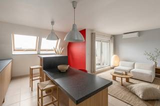 Op zoek naar een budgetvriendelijk appartement in het centrum van Maldegem? <br />Alle faciliteiten als winkels, scholen, openbaar vervoer, ... zijn op wandelafstand bereikbaar. Het appartement werd tot nu door de eerste, enige eigenaar en tot in de puntjes onderhouden. <br /><br />Het appartement is ingedeeld als volgt: inkom - woonkamer met zithoek en open keuken die voorzien is van een hardsteen werkblad met bijhorende eettafel - aanpalend terras aan de achterzijde van het gebouw - 2 slaapkamers die toegang bieden tot het terras aan de voorzijde - badkamer (voorzien van ligbad met douche en lavabo, - berging en gastentoilet<br />Er is eveneens een overdekte fietsenberging voorzien.<br /><br />Voor meer info of voor het inplannen van een bezoek, aarzel niet om ons te contacteren via info@bonnevastgoed.be of via 050/73.73.73.