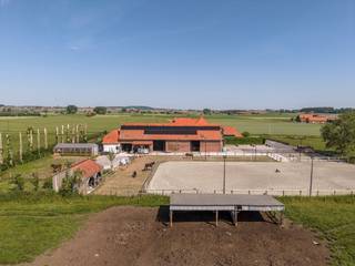 Située dans un cadre exceptionnel avec une vue imprenable sur le Kemmelberg, cette ferme polyvalente s’étend sur un terrain de 7.425 m². Elle offre une combinaison rare entre habitation, activité professionnelle et loisirs, idéale pour les passionnés de chevaux, les indépendants ou les investisseurs.Organisée autour d’une cour intérieure pleine de charme, la propriété comprend une spacieuse habitation familiale de quatre chambres ainsi qu’une seconde habitation indépendante de 98 m² disposant de sa propre entrée, d’un jardin privatif, d’une cuisine, d’une salle de bains et de deux chambres. Cette unité convient parfaitement à la location, à l’habitat intergénérationnel, au logement de soins ou à une activité professionnelle (sous réserve des réglementations en vigueur).Les infrastructures équestres comprennent huit boxes, deux prairies, un paddock et une piste extérieure. Le cadre calme et verdoyant constitue un environnement idéal tant pour les chevaux que pour leurs propriétaires.Une activité de pension canine est actuellement exploitée sur le domaine. Sa reprise, clientèle comprise, est envisageable et représente une belle opportunité pour combiner vie privée et activité professionnelle.La propriété dispose également de trois emplacements pour camping-cars, offrant un potentiel locatif complémentaire à vocation touristique.Divers espaces de stockage et dépendances complètent l’ensemble et peuvent être aménagés selon vos besoins. L’installation électrique est conforme. Avec un PEB de catégorie D, la propriété présente déjà de bonnes performances énergétiques, tandis qu’une étude démontre la possibilité d’atteindre un label A après optimisation.Une propriété unique alliant qualité de vie, potentiel professionnel et perspectives d’investissement dans un environnement privilégié avec vue panoramique sur le Kemmelberg.Intéressé(e) par cette propriété ? Pour plus d’informations ou pour organiser une visite, contactez Alissia Dewitte (0472 18 64 21 - alissia.dewitte@dewaele.com) ou Carl Boedts (0473 95 18 21 - carl.boedts@dewaele.com).CPE : CPE : CPE :